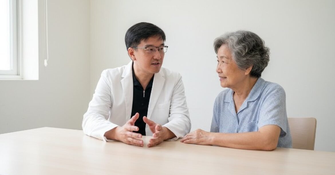 吳芮醫師對青春期腋下異味的解析，醫師正專注於講解。
